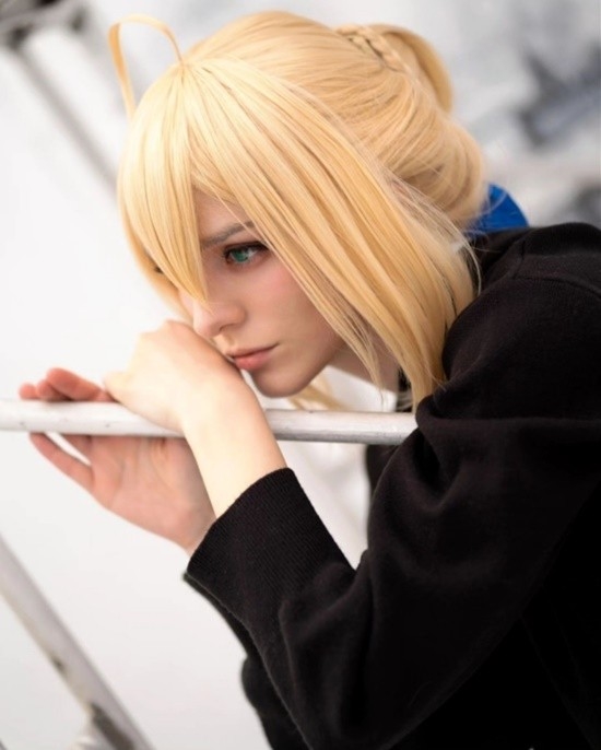 俄妹COS《Fate》Saber：泳装呆毛王 靓丽吸睛