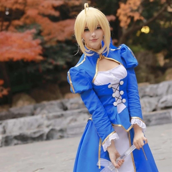 俄妹COS《Fate》Saber：泳装呆毛王 靓丽吸睛